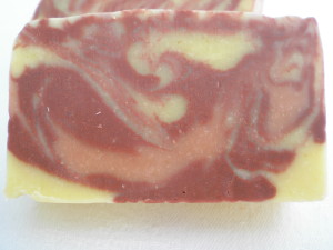 Vörössel márványozott szappan készítése