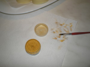 Mica-porral díszített szappan készítése